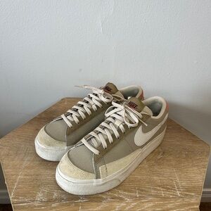 Nike Tan and White Sneakers Classic Design